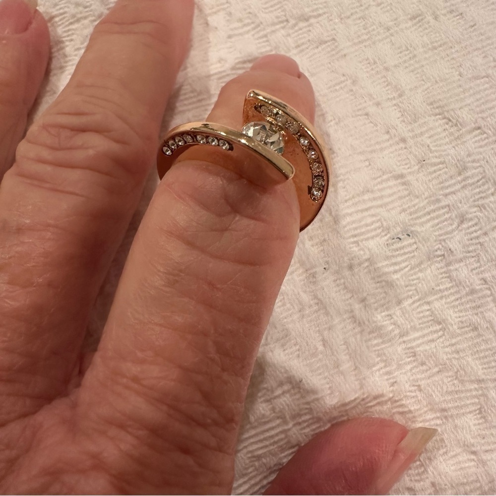 CLASSY GOLD TONE AND CZ RING. - Picture 8 of 10